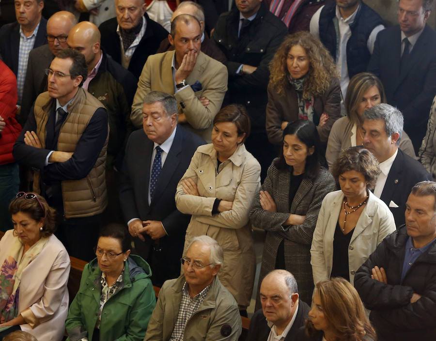 Una gran representación de la sociedad gijonesa y asturiana llena la iglesia San José para dar el último adiós al abogado