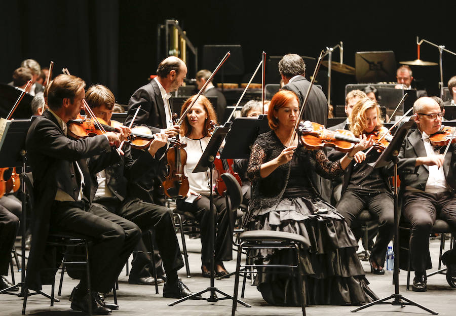 La Orquesta Sinfónica del Principado ha ofrecido un concierto dedicado al nacimiento de Leonard Bernstein