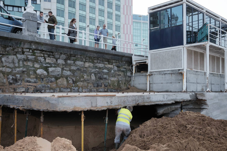 El Ayuntamiento y Costas estudian soluciones para la parte de la caseta de salvamento suspendida en el aire y las escaleras cerradas por su peligro