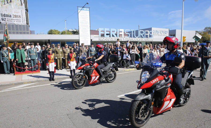 Es la primera ocasión que los actos institucionales de la Guardia Civil se desarrollaban fuera de la comandancia de Contrueces