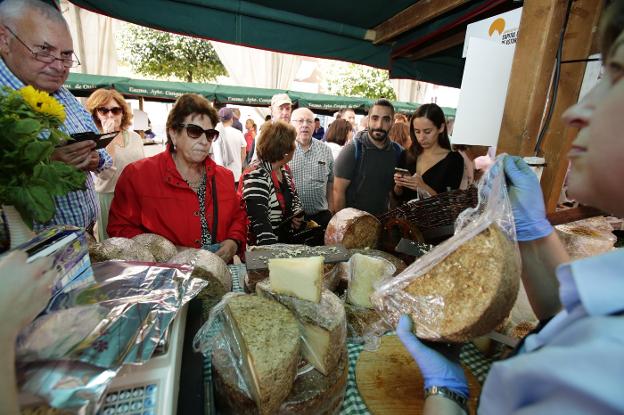 La presidenta de la DOP Gamonéu, Belén Bulnes, vende sus quesos de la variedad del Valle durante el certamen de Cangas de Onís. 