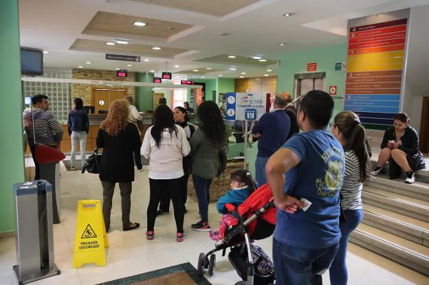 Colas en el Ateneo de La Calzada para pedir la renta social. 