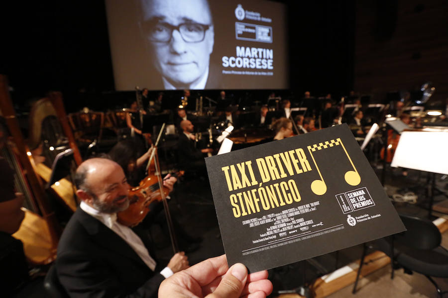 Ana Martínez, Rocío Fernández, Paula Rodríguez y Sonia Camblor fueron las encargadas de llevar el coche antes de la proyección de la película de,l cineasta, haciendo paradas en El Molinón, la Feria de Muestras, el Botánico, las 'Letronas', la estatua de Pelayo, el árbol de la sidra y, cómo no, la playa de San Lorenzo.