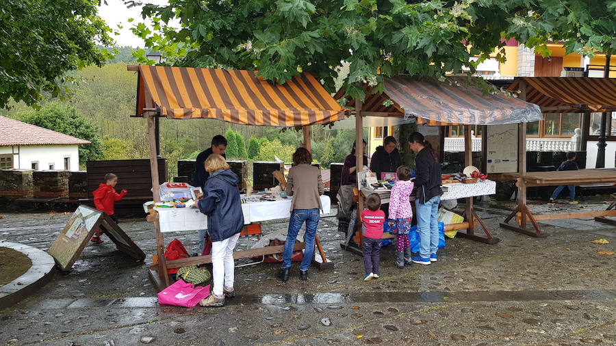 Soto de Luiña celebra 'El mercadín' con expositores de productos del campo 