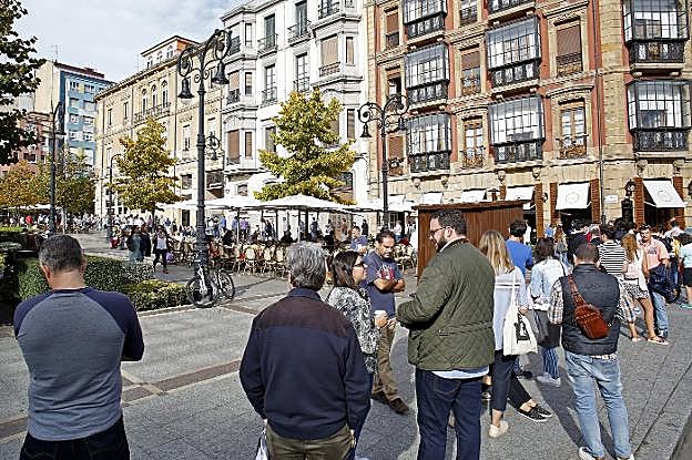 Las colas para recoger las 900 entradas para el encuentro del público con Scorsese del próximo miercoles, desde la calle de San Bernardo. 