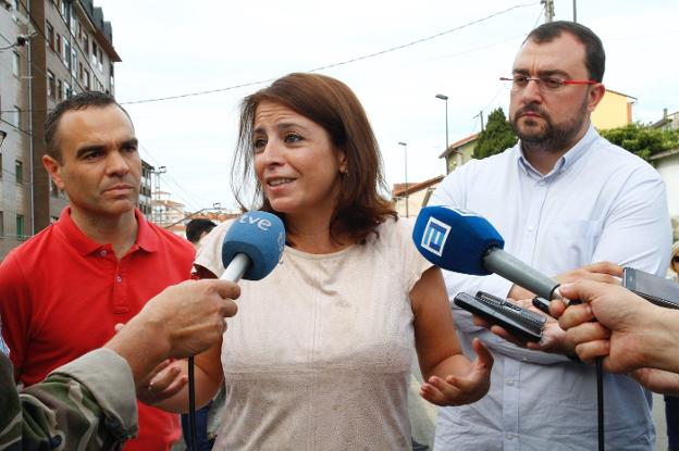 Adriana Lastra atiende a los medios en su visita a Corvera junto a Adrián Barbón. 