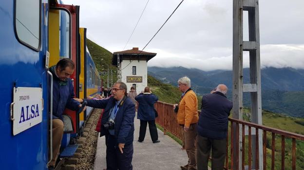 Miembros de Amigos del Ferrocarril, a su paso por Pajares. :: E. C.