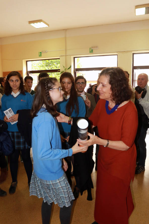 Los alumnos elaboraron 46 periódicos que le mostraron a la Premio Princesa de Comunicación y Humanidades y también tuvieron la oportunidad de entrevistarla