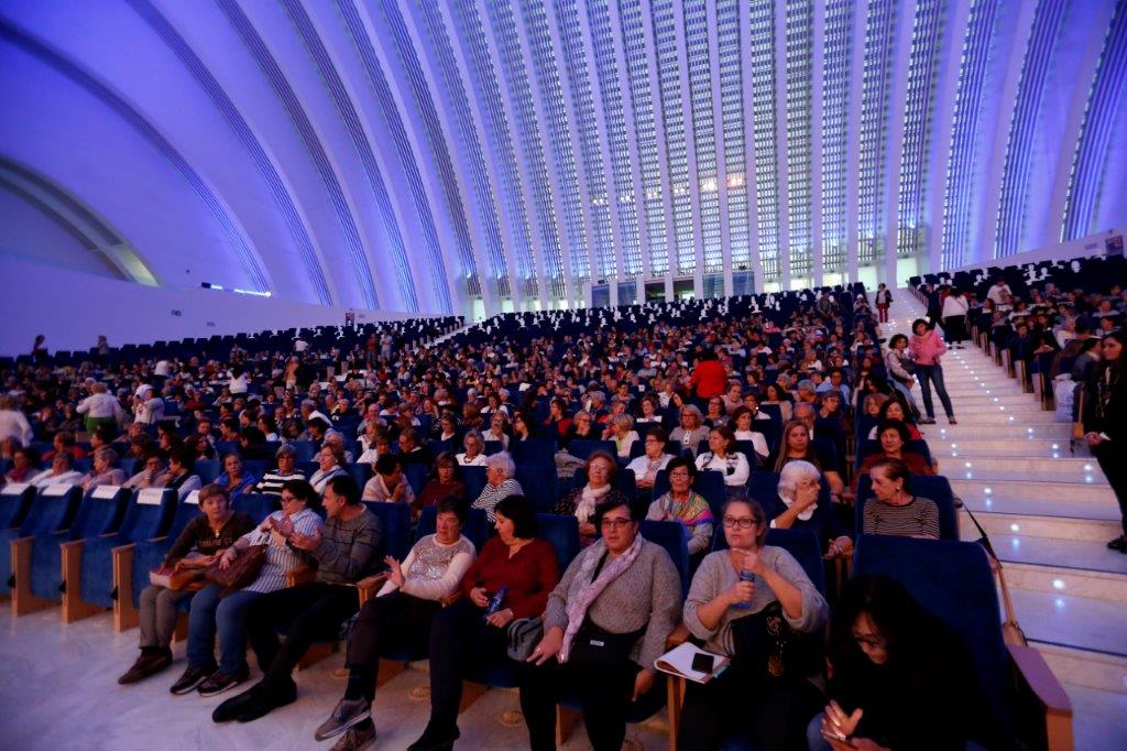 La galardonada con el Premio Princesa de Comunicación mantuvo un encuentro con centenares de miembros de 116 clubes de lectura de siete comunidades autónomas