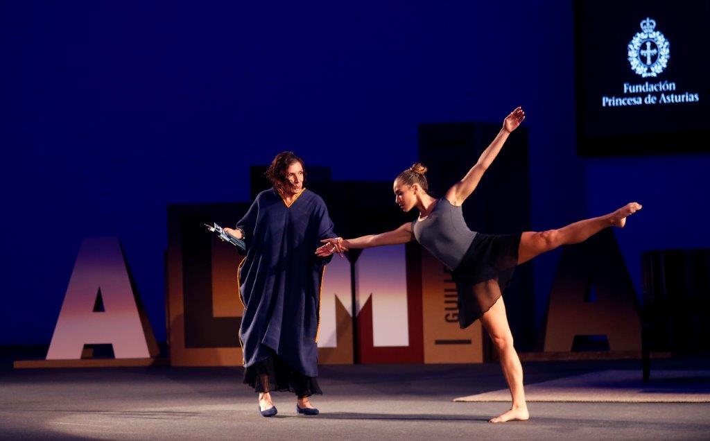 La galardonada con el Premio Princesa de Comunicación mantuvo un encuentro con centenares de miembros de 116 clubes de lectura de siete comunidades autónomas