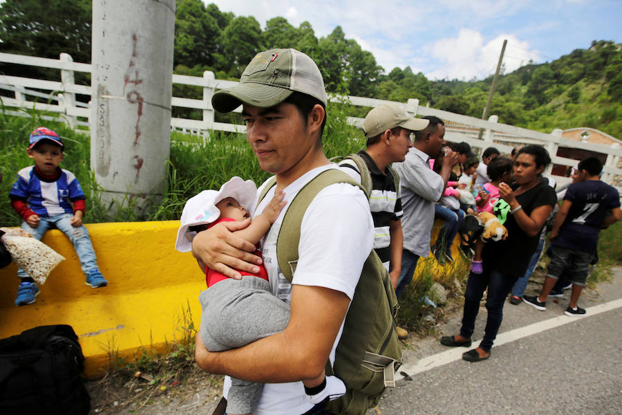 Familias completas iniciaron el sábado la marcha desde Honduras hacia Estados Unidos