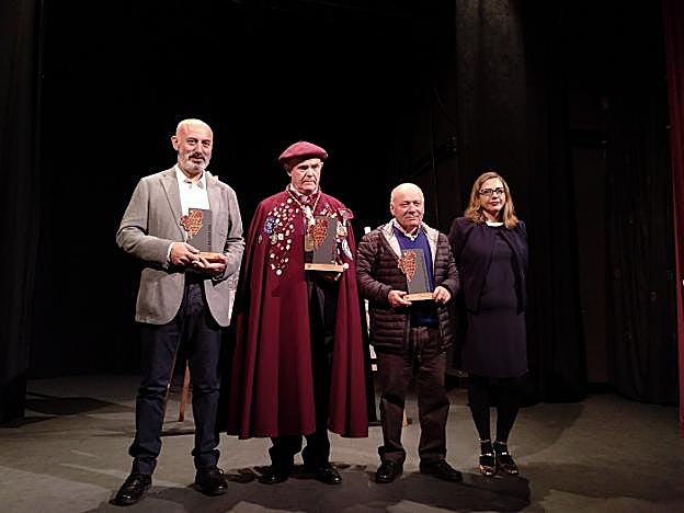 Los tres galardonados, junto a Beatriz Pérez. 