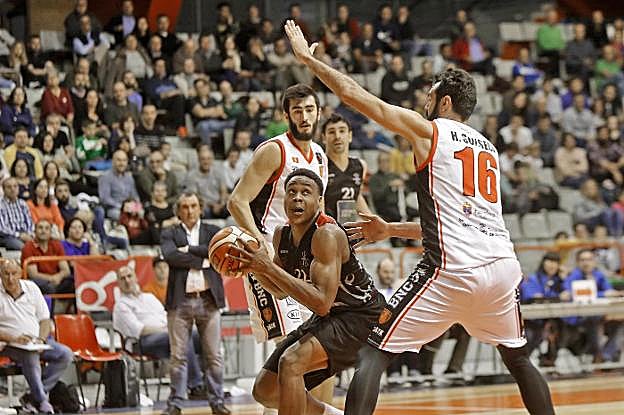 Osayande se prepara para lanzar a canasta ante Sonseca. 