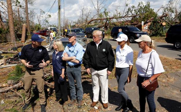 Trump visita una de las zonas afectadas por el paso del huracán.