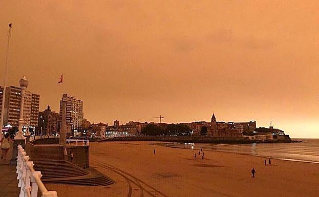 Galería. La playa de San Lorenzo, hace un año, bajo el color anaranjado provocado por la nube de cenizas.