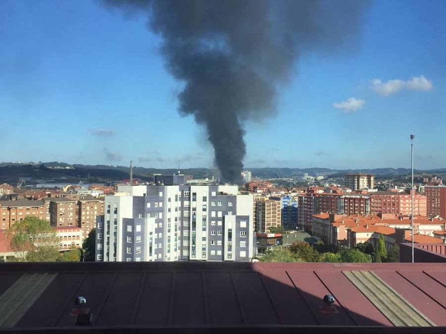 Un incendio en las instalaciones de baterías de cok de ArcelorMittal ha provocado una intensa humareda negra que cubre toda la ciudad