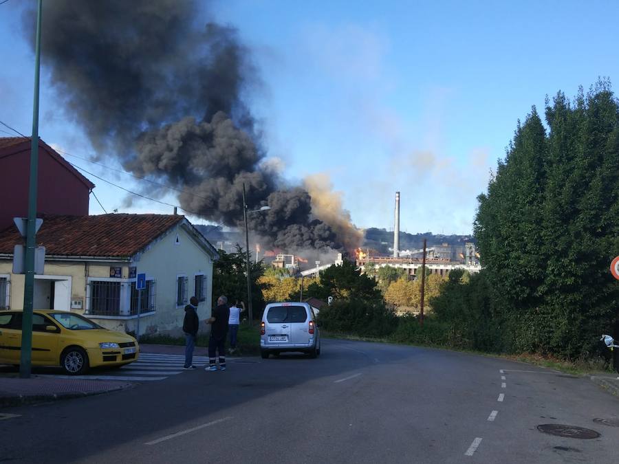 Un incendio en las instalaciones de baterías de cok de ArcelorMittal ha provocado una intensa humareda negra que cubre toda la ciudad