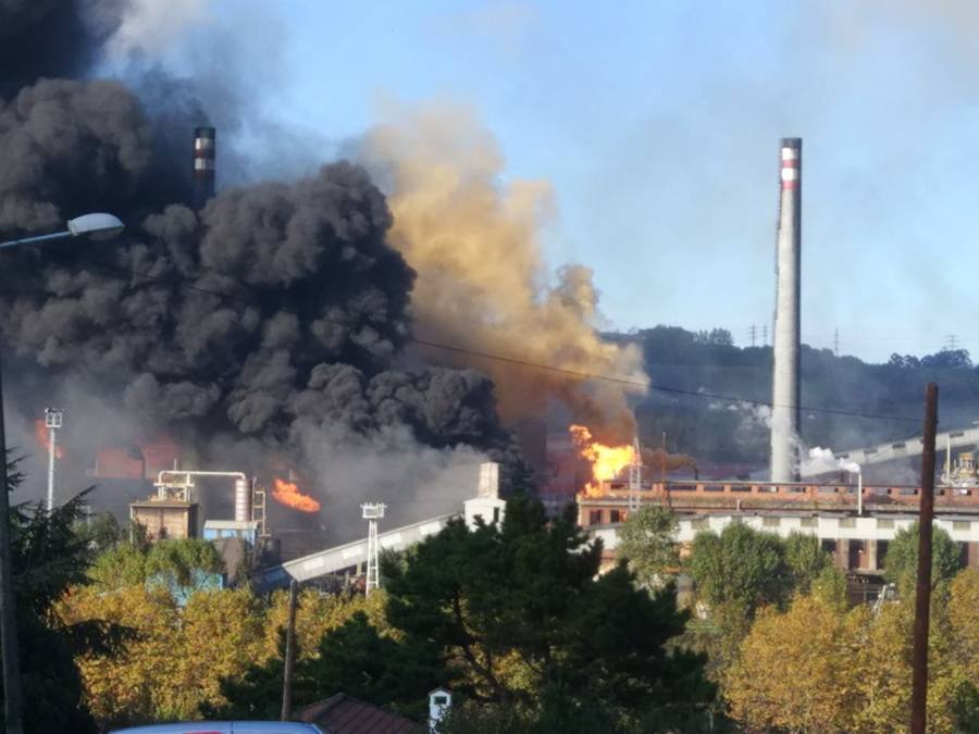 Un incendio en las instalaciones de baterías de cok de ArcelorMittal ha provocado una intensa humareda negra que cubre toda la ciudad