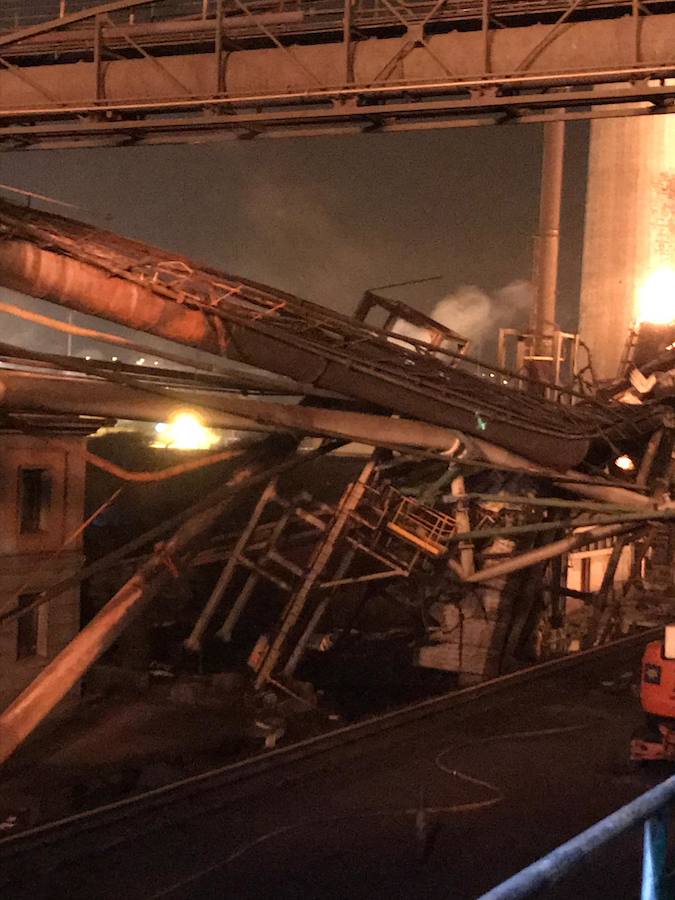 Un incendio en las instalaciones de baterías de cok de ArcelorMittal ha provocado una intensa humareda negra que cubre toda la ciudad