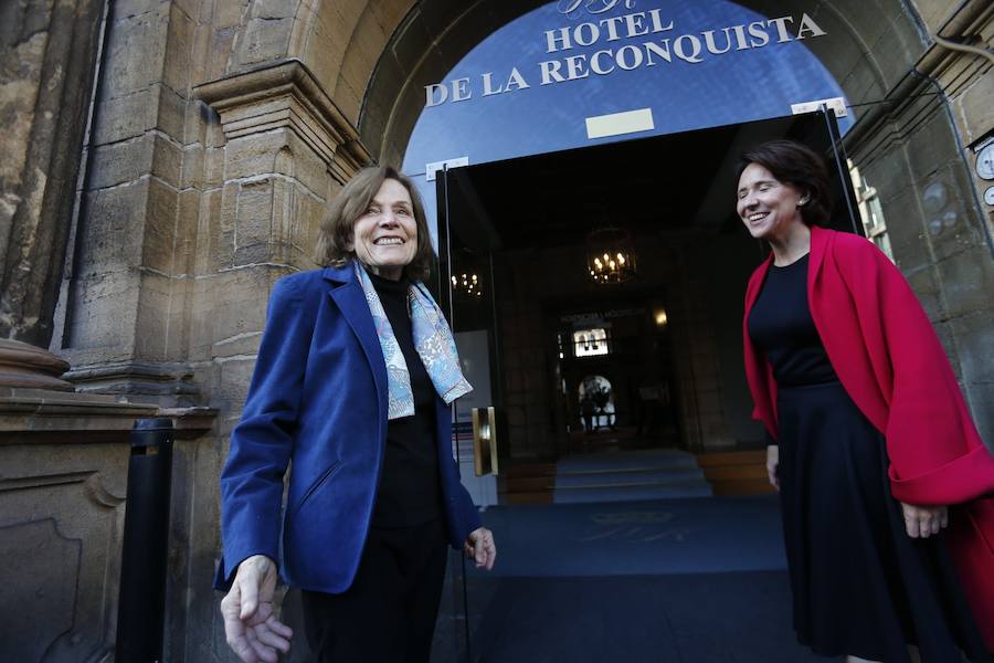 La bióloga marina, exploradora y autora de diversos documentales galardonada con el Premio Princesa de la Concordia 2018, salió a saludar efusivamente a los medios y a los curiosos, acompañada de la directora de la Fundación, Teresa Sanjurjo, al tiempo en que la banda de gaitas El Gumial interpretaba su repertorio