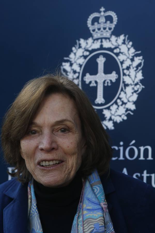 La bióloga marina, exploradora y autora de diversos documentales galardonada con el Premio Princesa de la Concordia 2018, salió a saludar efusivamente a los medios y a los curiosos, acompañada de la directora de la Fundación, Teresa Sanjurjo, al tiempo en que la banda de gaitas El Gumial interpretaba su repertorio