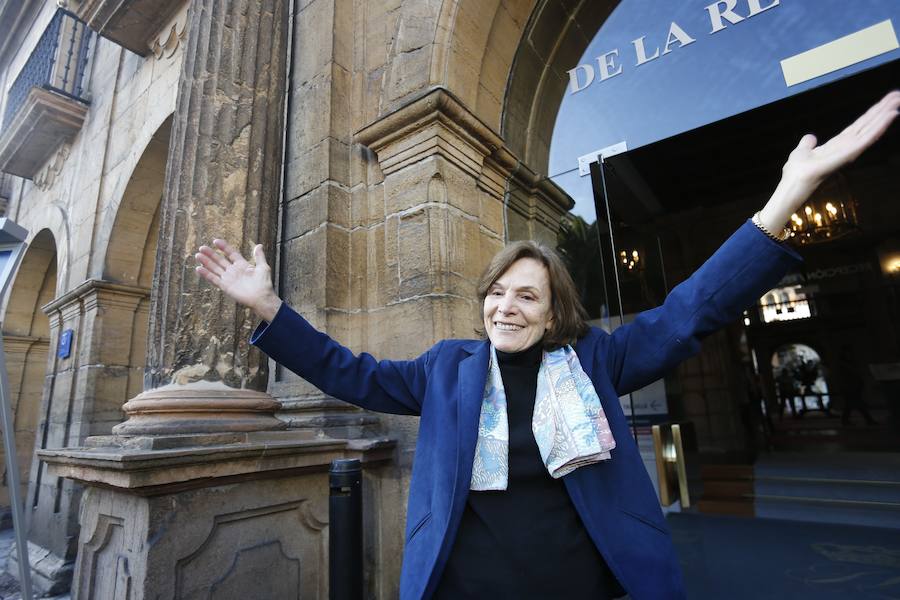 La bióloga marina, exploradora y autora de diversos documentales galardonada con el Premio Princesa de la Concordia 2018, salió a saludar efusivamente a los medios y a los curiosos, acompañada de la directora de la Fundación, Teresa Sanjurjo, al tiempo en que la banda de gaitas El Gumial interpretaba su repertorio