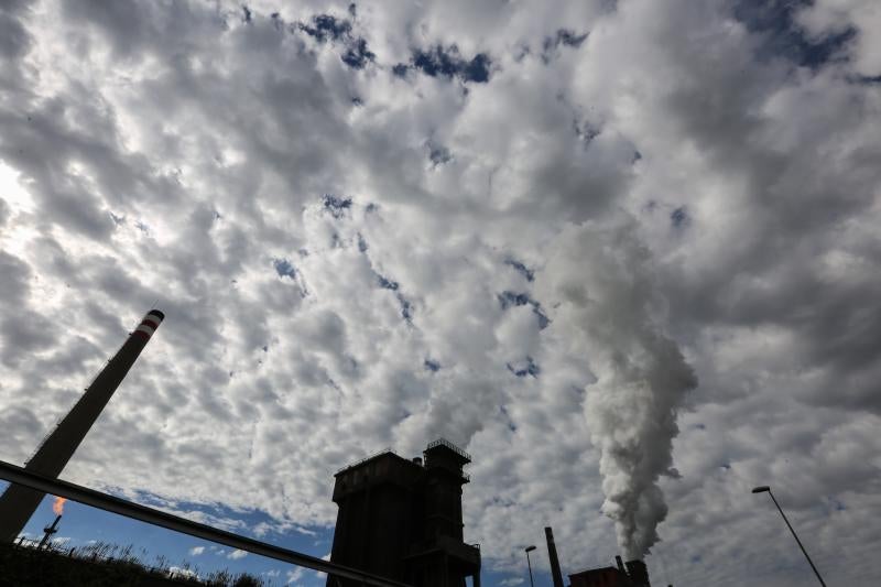 Un incendio en las instalaciones de baterías de cok de ArcelorMittal ha provocado una intensa humareda negra que cubre toda la ciudad