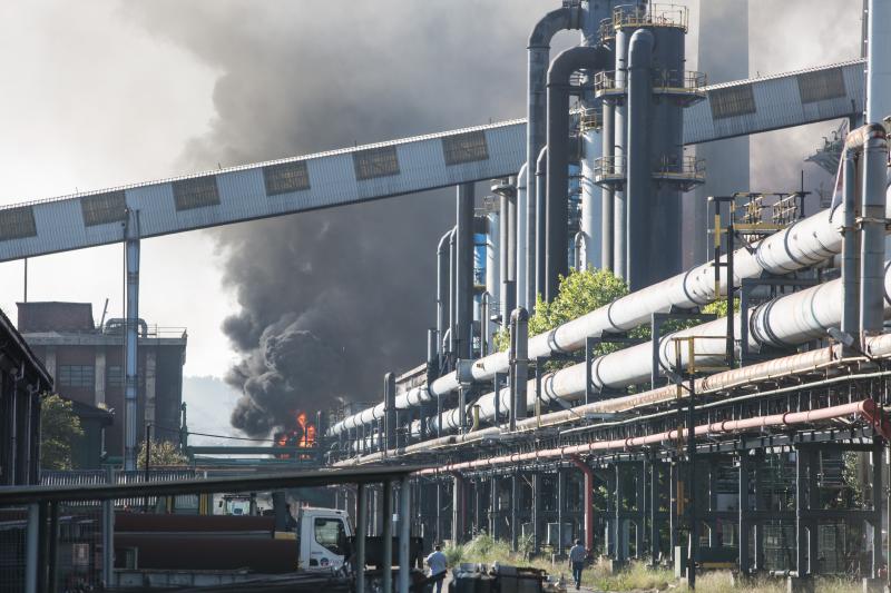 Un incendio en las instalaciones de baterías de cok de ArcelorMittal ha provocado una intensa humareda negra que cubre toda la ciudad