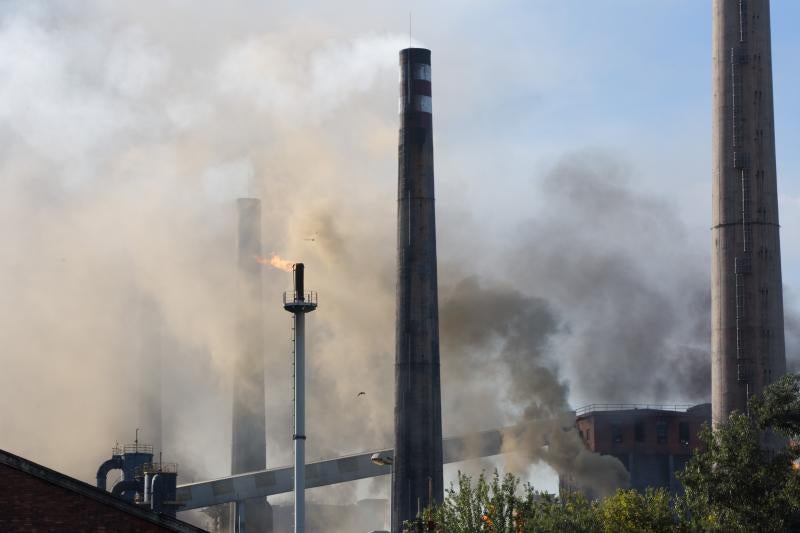 Un incendio en las instalaciones de baterías de cok de ArcelorMittal ha provocado una intensa humareda negra que cubre toda la ciudad