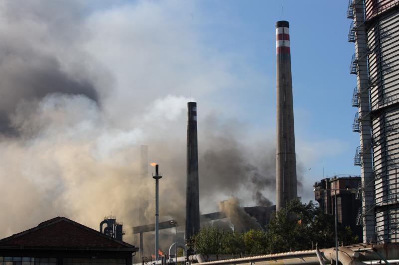 Un incendio en las instalaciones de baterías de cok de ArcelorMittal ha provocado una intensa humareda negra que cubre toda la ciudad