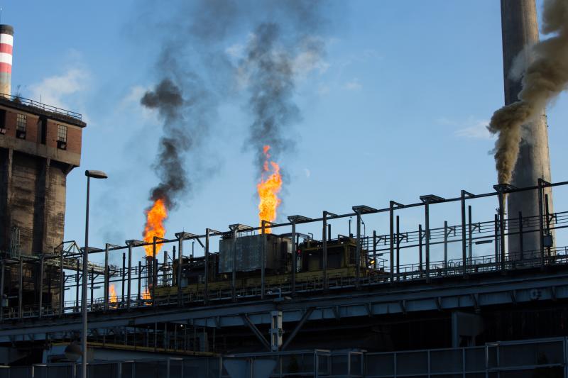 Un incendio en las instalaciones de baterías de cok de ArcelorMittal ha provocado una intensa humareda negra que cubre toda la ciudad