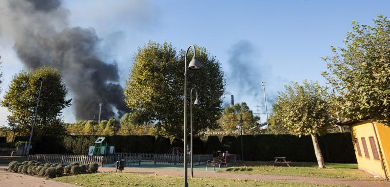 Un incendio en las instalaciones de baterías de cok de ArcelorMittal ha provocado una intensa humareda negra que cubre toda la ciudad