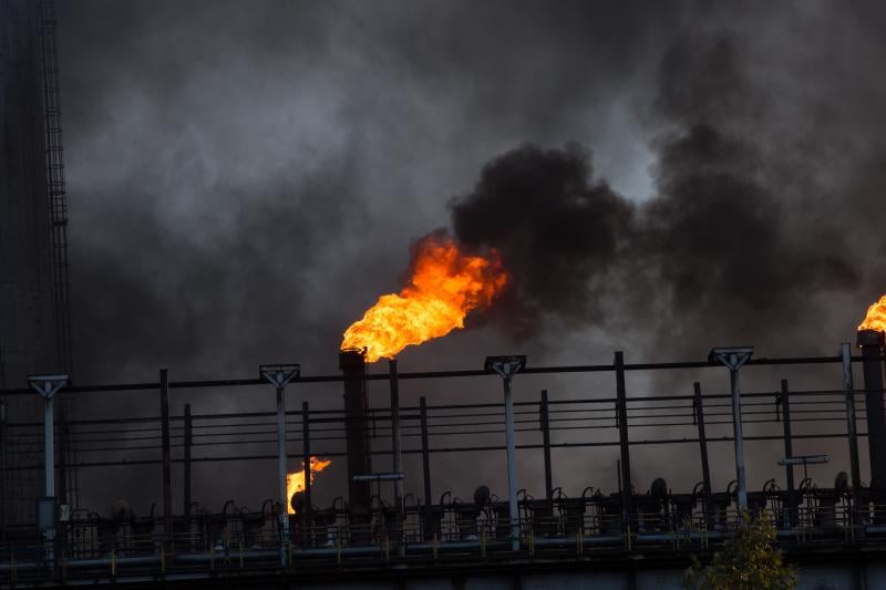 Un incendio en las instalaciones de baterías de cok de ArcelorMittal ha provocado una intensa humareda negra que cubre toda la ciudad