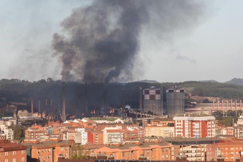 Un incendio en las instalaciones de baterías de cok de ArcelorMittal ha provocado una intensa humareda negra que cubre toda la ciudad