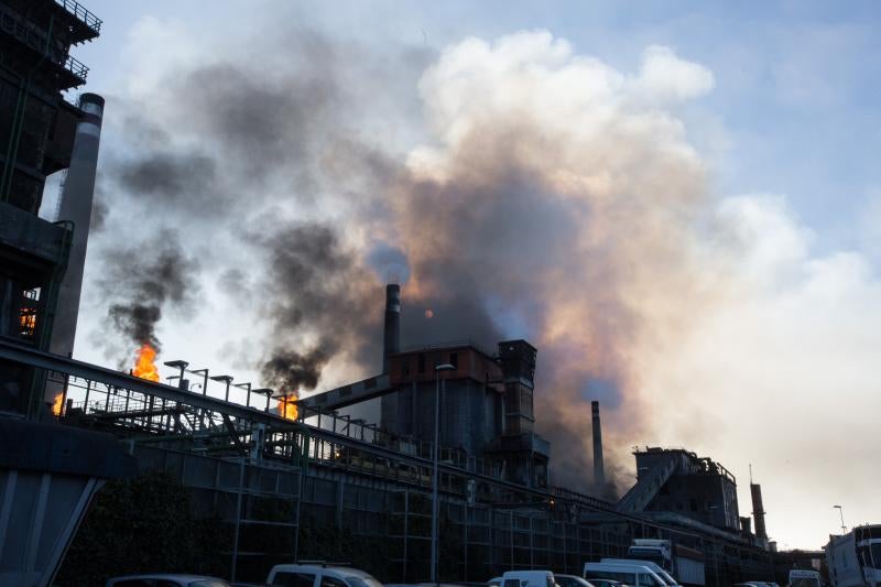 Un incendio en las instalaciones de baterías de cok de ArcelorMittal ha provocado una intensa humareda negra que cubre toda la ciudad