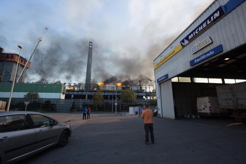 Un incendio en las instalaciones de baterías de cok de ArcelorMittal ha provocado una intensa humareda negra que cubre toda la ciudad