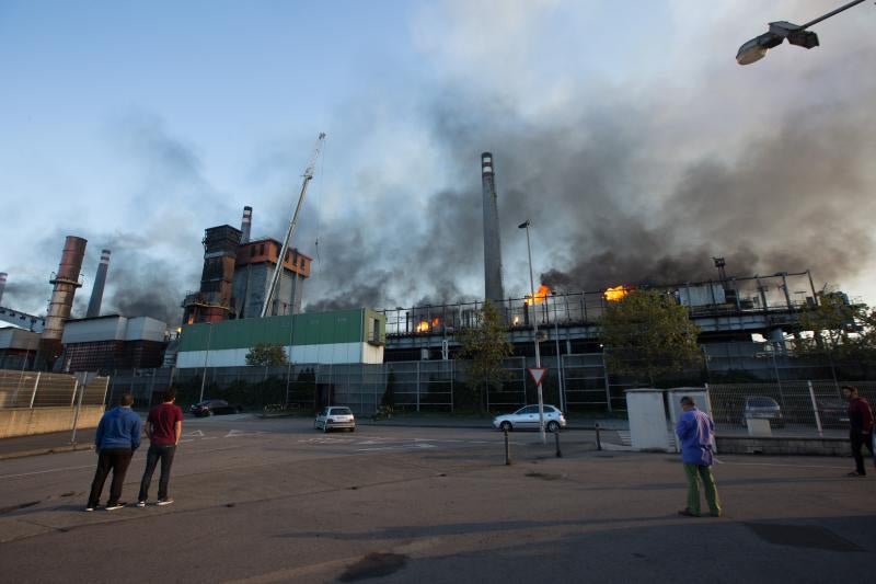 Un incendio en las instalaciones de baterías de cok de ArcelorMittal ha provocado una intensa humareda negra que cubre toda la ciudad