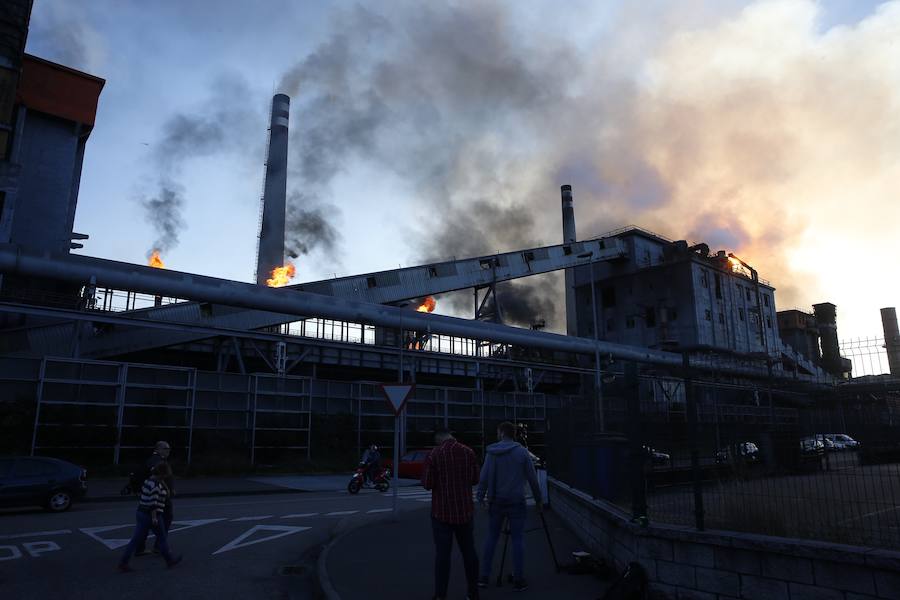 La empresa investiga el fuego en una cinta transportadora que partió en dos una tubería de gas y provocó una gran explosión