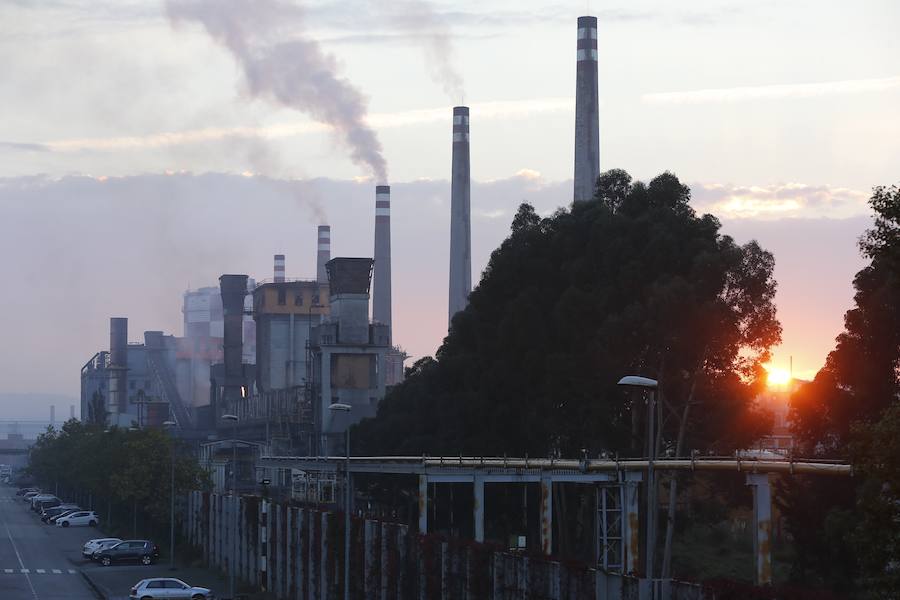 La empresa investiga el fuego en una cinta transportadora que partió en dos una tubería de gas y provocó una gran explosión