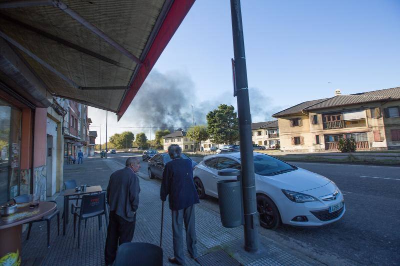 Un incendio en las instalaciones de baterías de cok de ArcelorMittal ha provocado una intensa humareda negra que cubre toda la ciudad