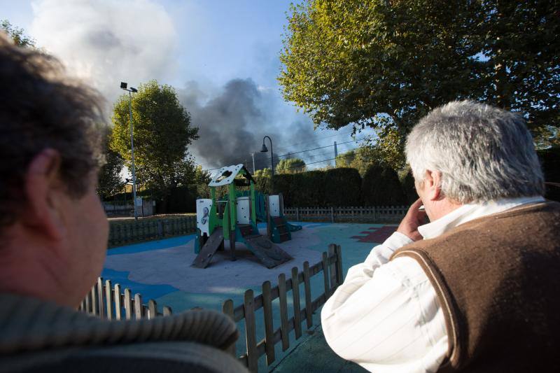 Un incendio en las instalaciones de baterías de cok de ArcelorMittal ha provocado una intensa humareda negra que cubre toda la ciudad