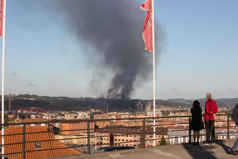 Un incendio en las instalaciones de baterías de cok de ArcelorMittal ha provocado una intensa humareda negra que cubre toda la ciudad