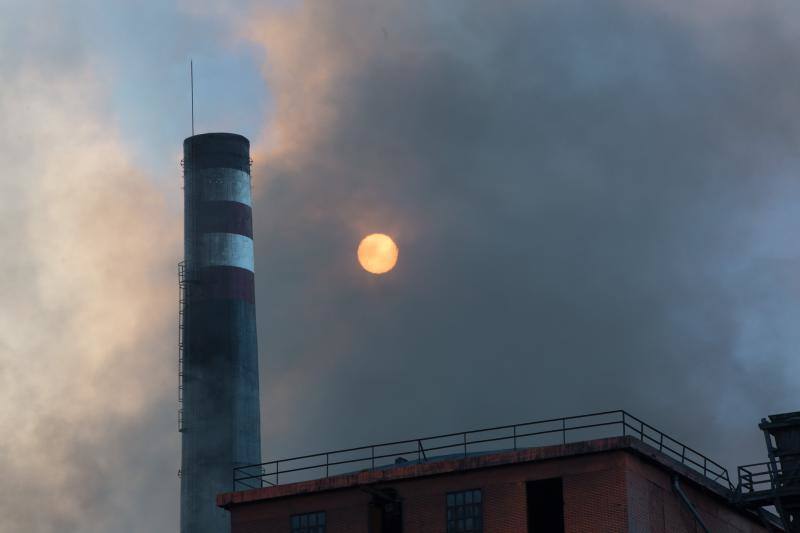 Un incendio en las instalaciones de baterías de cok de ArcelorMittal ha provocado una intensa humareda negra que cubre toda la ciudad