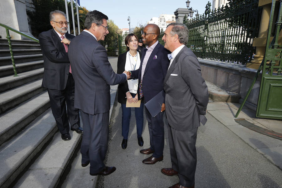 Githinji Gitahi, director general de Amref Health Africa (Global), y Álvaro Rengifo Abbad, Presidente de Amref Salud Africa (España), organización galardonada con el Premio Princesa de Asturias de Cooperación Internacional 2018, exponen durante una conferencia las actividades que la ONG desarrolla en África