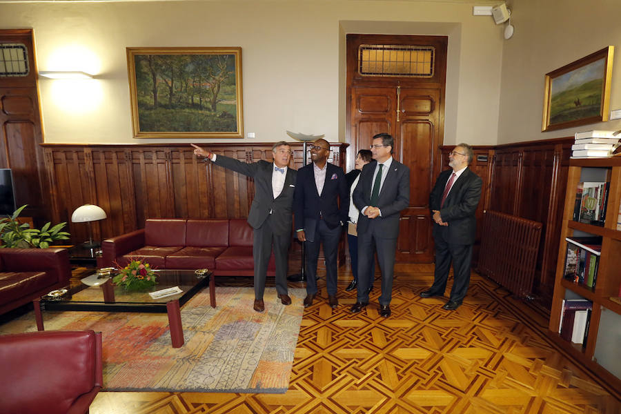 Githinji Gitahi, director general de Amref Health Africa (Global), y Álvaro Rengifo Abbad, Presidente de Amref Salud Africa (España), organización galardonada con el Premio Princesa de Asturias de Cooperación Internacional 2018, exponen durante una conferencia las actividades que la ONG desarrolla en África