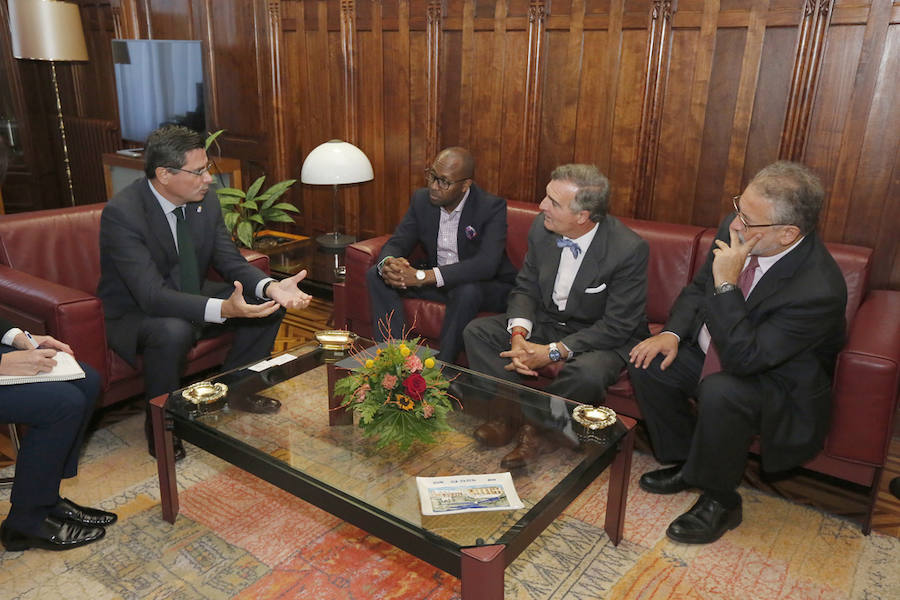 Githinji Gitahi, director general de Amref Health Africa (Global), y Álvaro Rengifo Abbad, Presidente de Amref Salud Africa (España), organización galardonada con el Premio Princesa de Asturias de Cooperación Internacional 2018, exponen durante una conferencia las actividades que la ONG desarrolla en África
