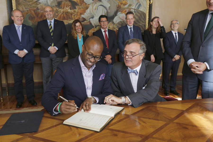 Githinji Gitahi, director general de Amref Health Africa (Global), y Álvaro Rengifo Abbad, Presidente de Amref Salud Africa (España), organización galardonada con el Premio Princesa de Asturias de Cooperación Internacional 2018, exponen durante una conferencia las actividades que la ONG desarrolla en África