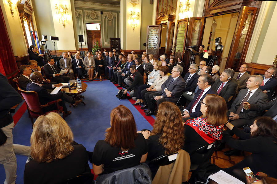 Githinji Gitahi, director general de Amref Health Africa (Global), y Álvaro Rengifo Abbad, Presidente de Amref Salud Africa (España), organización galardonada con el Premio Princesa de Asturias de Cooperación Internacional 2018, exponen durante una conferencia las actividades que la ONG desarrolla en África