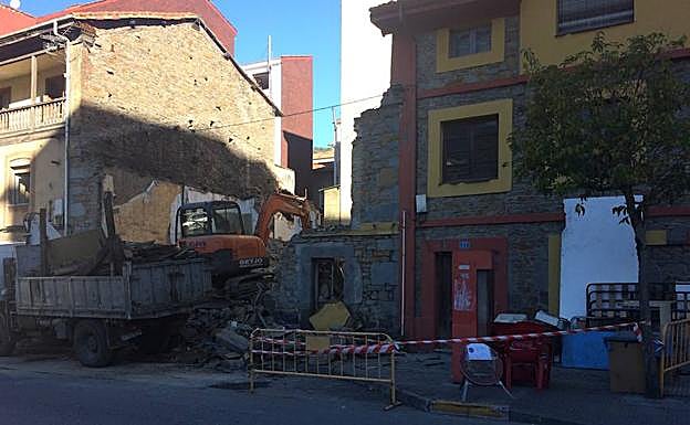 Las máquinas trabajan en la avenida de La Vega.