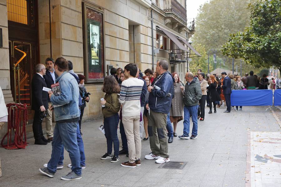 El Premio Princesa de Asturias de las Artes relató en el teatro gijonés episodios de su infancia, además de reconocer que su primera película, 'Malas Calles', lo cambio todo y fue la «mejor época» de su vida a nivel profesional.